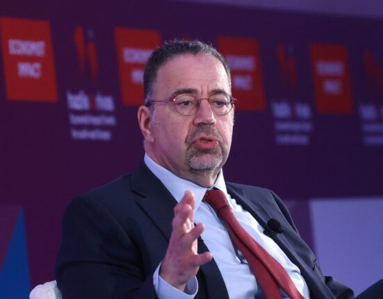 Mesajul unui laureat Nobel pentru Economie, transmis la evenimentul The Economist la București pe tema problemelor democrației liberale: „Au apărut calculatoarele şi au rescris totul”