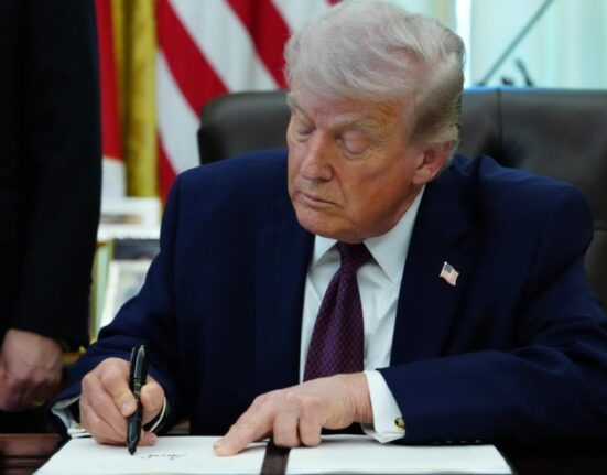 Donald Trump susține că Iranul a cerut un armistițiu, dar SUA îl ignoră