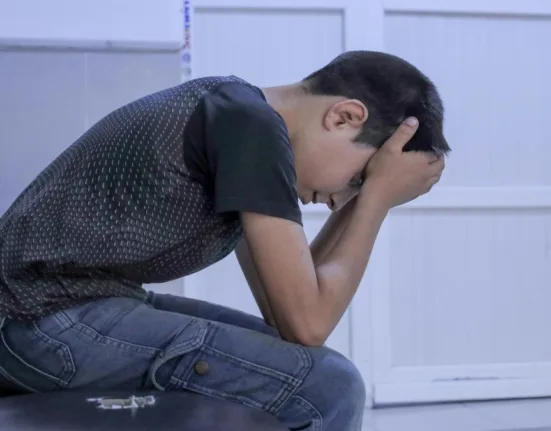 De ce ”cad” copiii de la etaj: ce le lipsește copiilor care ”au totul” VIDEO. Exemplul unei adolescente care s-a gândit brusc la suicid când a aflat o veste cumplită