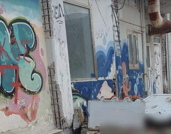 Scenă tulburătoare în Grecia: O turistă a murit după ce un balcon a zdrobit-o, în fața celor trei copii mici