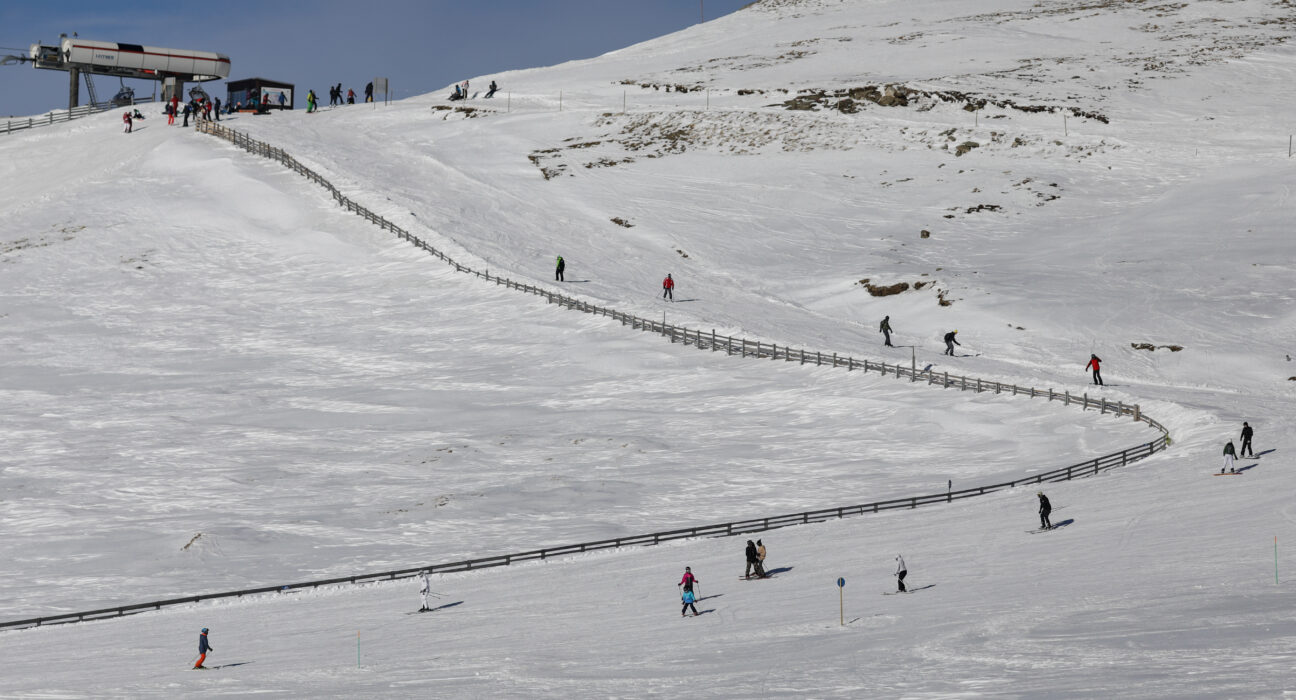 Zeci de turişti stau la coadă să ajungă la pârtiile din Munţii Bucegi, de Florii. Vreme excelentă la Sinaia