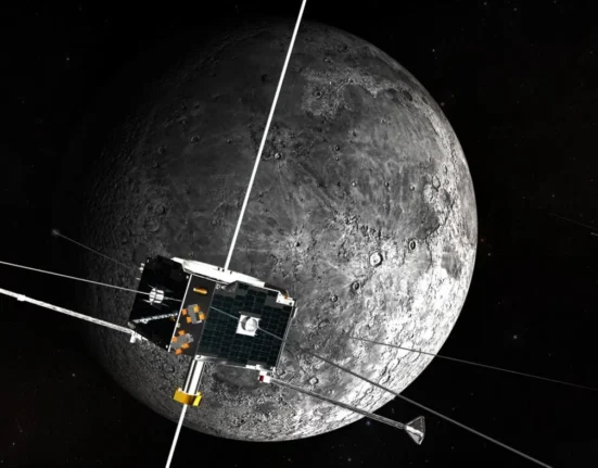 Astronauţii din misiunea Artemis 2, aflaţi în drum spre Lună, zăresc deja faţa ascunsă a acesteia