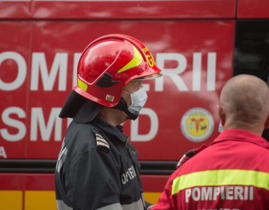 O femeie și fiul ei, morți într-un incendiu care le-a cuprins apartamentul