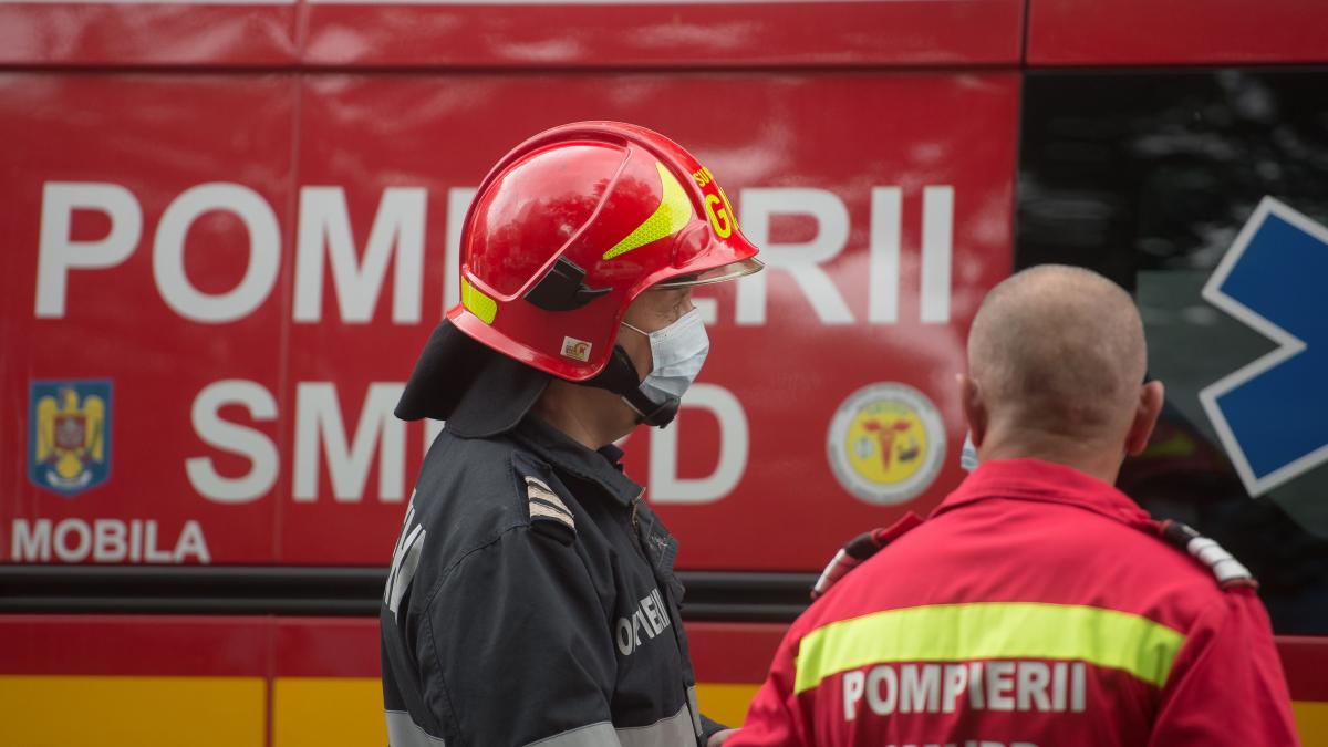 O femeie și fiul ei, morți într-un incendiu care le-a cuprins apartamentul