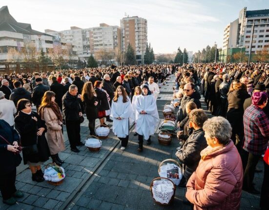 Ceremonie impresionantă la Miercurea Ciuc, cu ocazia tradiționalei sfințiri a bucatelor de Paște