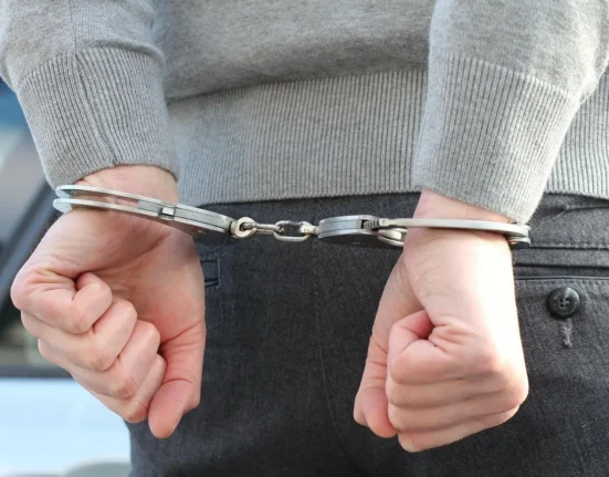 Bărbat din Baia Mare, trimis în judecată după ce și-a bătut concubina și a dus-o cu forța în Italia