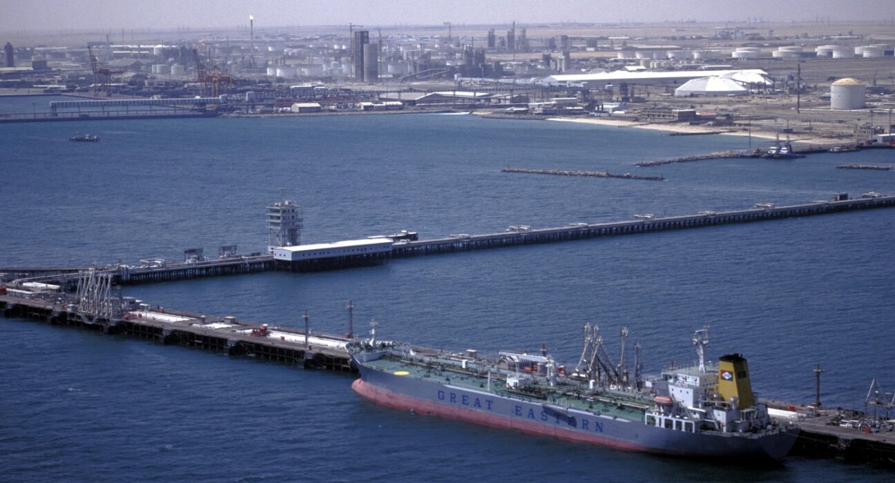 Statul care sparge embargoul după 7 ani: Prima livrare de petrol iranian, permisă imediat după anunțul lui Trump