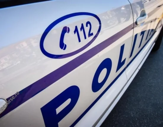 Trei persoane au fost reținute după ce au furat mai multe bunuri dintr-un apartament din Sector 2