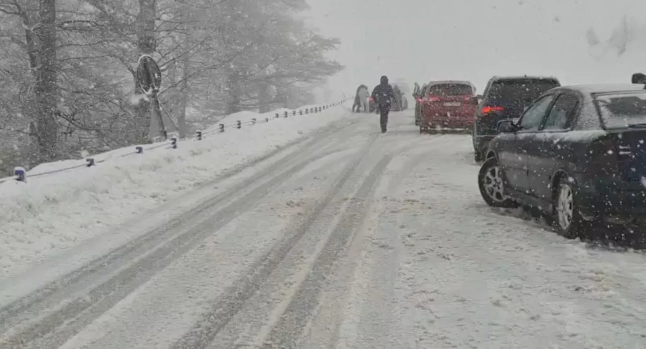 Cold spell, mixed precipitation, strong wind to grip most of Romania through Friday morning