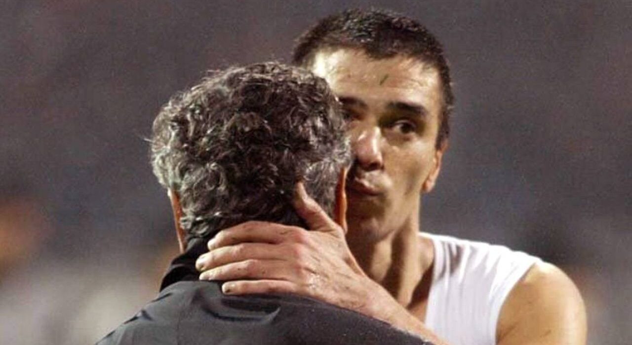 Daniel Pancu a îngenuncheat lângă sicriul lui Mircea Lucescu! ”A fost darul lui Dumnezeu pentru fotbal”