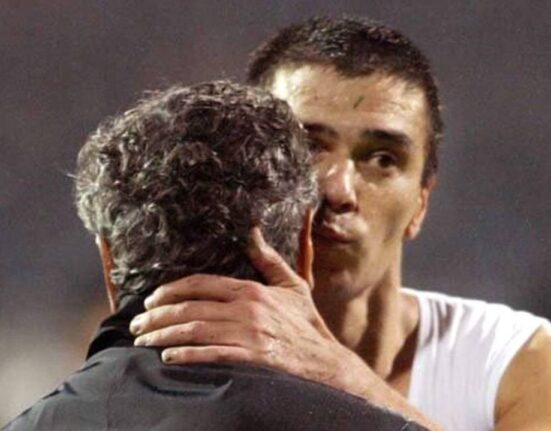 Daniel Pancu a îngenuncheat lângă sicriul lui Mircea Lucescu! ”A fost darul lui Dumnezeu pentru fotbal”