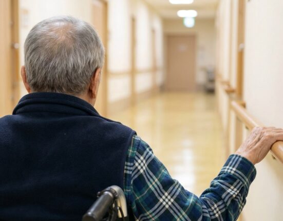 Spitalele, transformate în hoteluri de urgență pentru bunici. „Îl puteți ține câteva zile, nu?” – întrebarea care dă fiori medicilor