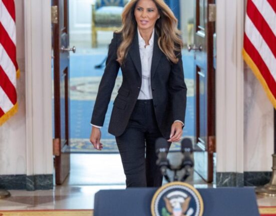 Melania Trump respinge „minciunile” privind o presupusă legătură cu Jeffrey Epstein