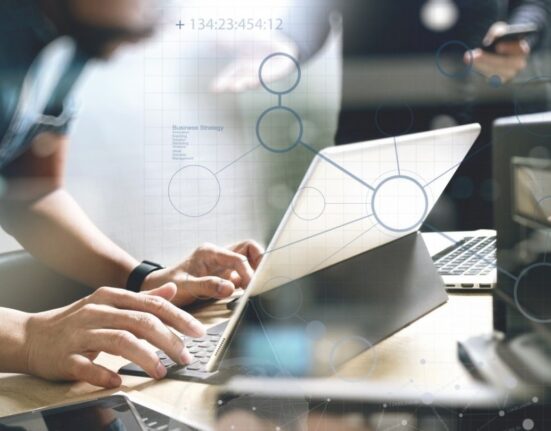 Rețeta digitalizării românești: open source, centralizare și salarii corecte