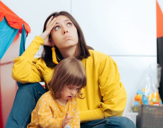 Pașii pe care trebuie să îi urmăm pentru a le asigura copiilor echilibrul emoțional. „Ce simți?” și „Ce crezi?”, întrebările care le pot da încredere