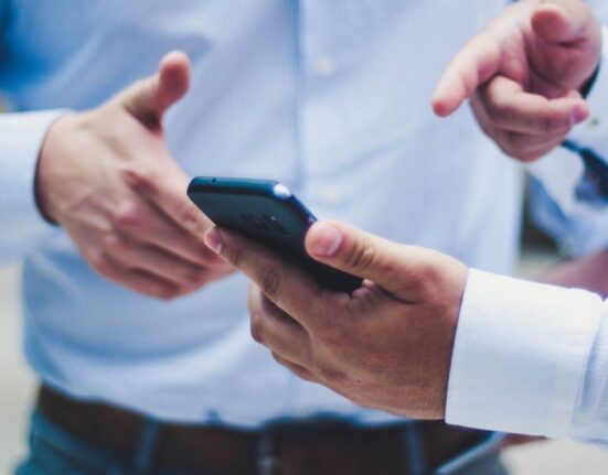 Avertisment urgent pentru utilizatorii iPhone: Mesaje false care imită alerte Apple Pay