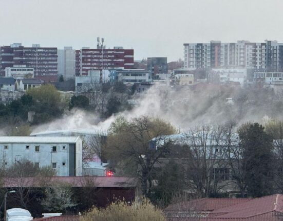 Incendiu puternic în Constanța. A fost activat Planul Roșu de Intervenție după ce focul s-a extins la întregul bloc