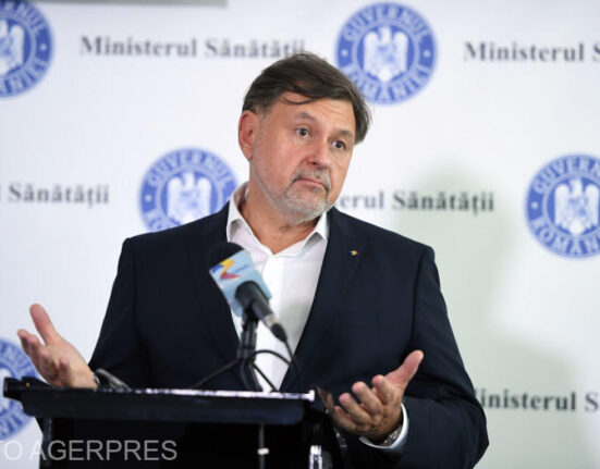 Rafila spune că i-a transmis premierului Ciucă variantele propuse de Pfizer, dar că nu a primit niciun răspuns. „Am revenit de două ori”