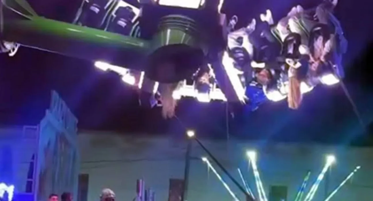 VIDEO Momente de groază la Caransebeș: tineri blocați cu capul în jos într-un carusel defect, intervenție de urgență a pompierilor