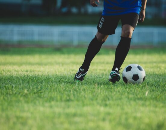 Cum eviți reparațiile frecvente la terenuri sportive cu gazon artificial