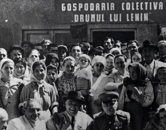 23 aprilie: Procesul de colectivizare a agriculturii în România a fost declarat încheiat oficial, în 1962