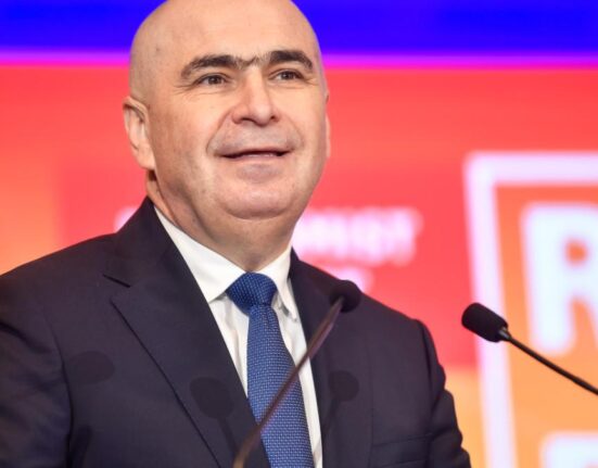 Poate rezista un guvern minoritar mai mult decât un fluture? Ipoteza lui Val Vâlcu, după declarațiile lui Rogobete