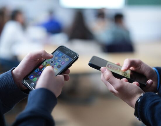 UE aduce o aplicație de verificare online a vârstei care pare să vină cu mai multe probleme decât soluții