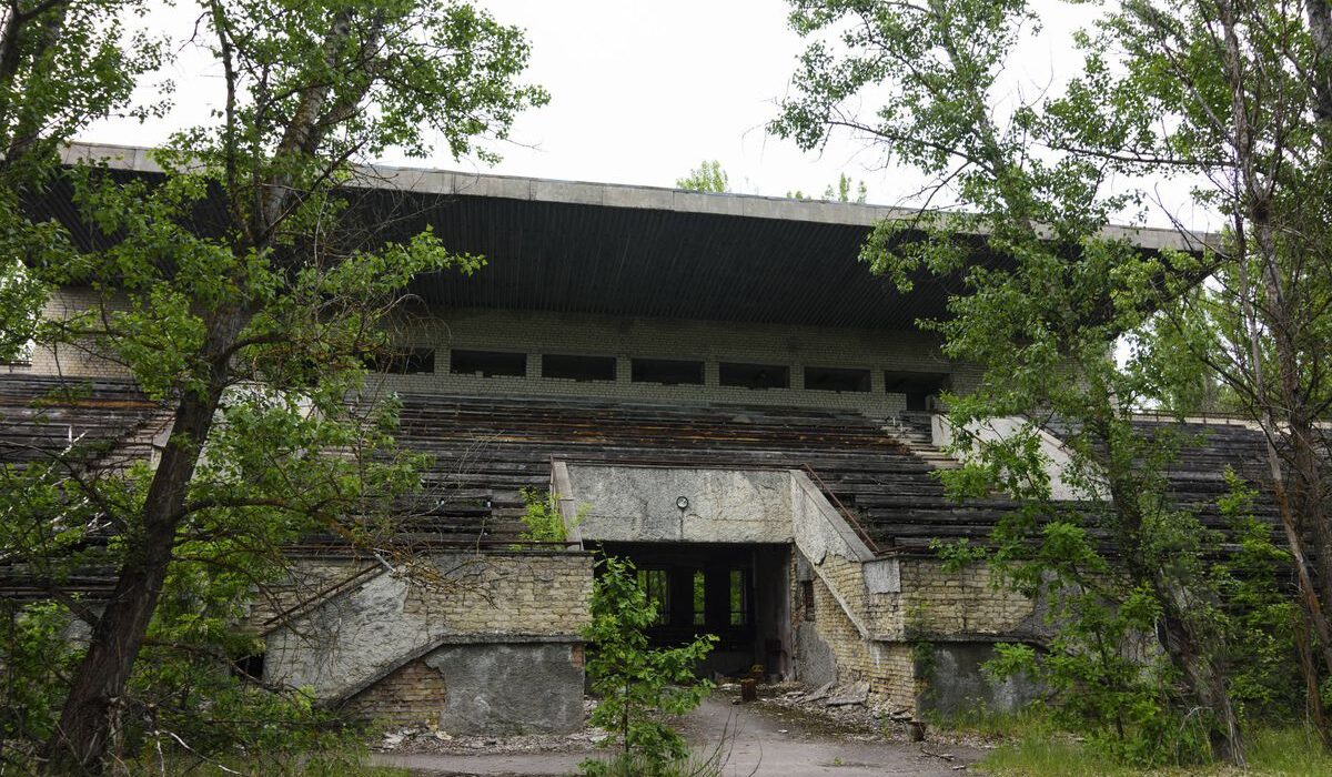Imagini ca din filmele de groază la stadionul-fantomă din Pripyat, la 40 de ani de la dezastrul nuclear de la Cernobîl