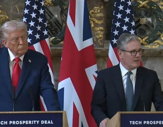 Keir Starmer a vorbit cu Trump despre reluarea urgentă a traficului în Strâmtoarea Ormuz