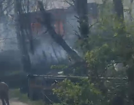 Incendiu de proporții: Ard 11 case în Rucăreni, comuna Soveja, din Vrancea VIDEO/ Incendiul s-a extins