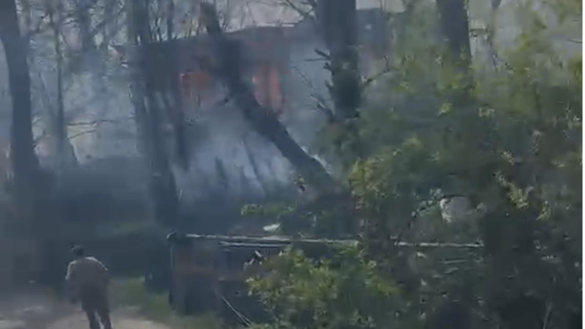 Incendiu de proporții: Ard 11 case în Rucăreni, comuna Soveja, din Vrancea VIDEO/ Incendiul s-a extins