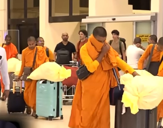 Scandal uriaș în Sri Lanka: 22 de călugări budiști, arestați după ce au fost prinși cu 110 kg de droguri, la întoarcerea dintr-o excursie