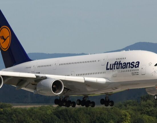 Compania Lufthansa introduce un nou tarif pentru bagajul de mână. De când intră măsura în vigoare