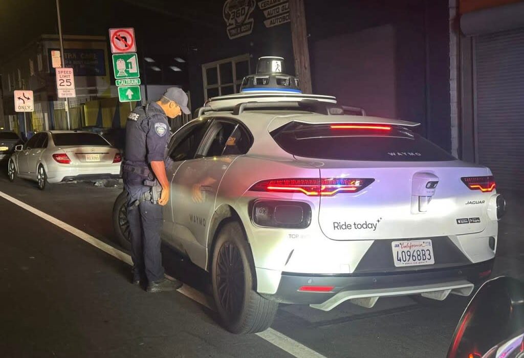 Polițiștii din California vor putea sancționa mașinile fără șofer care încalcă regulile de circulație