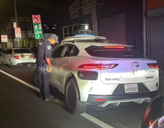 Polițiștii din California vor putea sancționa mașinile fără șofer care încalcă regulile de circulație