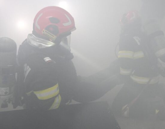 Misiune suspendată peste noapte. Pompierii reiau duminică lupta cu incendiul de la Ilova