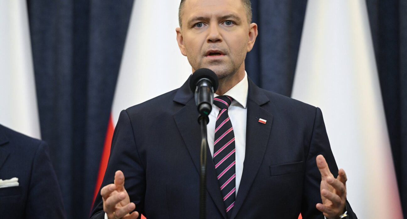 Karol Nawrocki vrea rescrierea Constituției Poloniei și numește un consiliu special. Donald Tusk: „Începeți prin a o respecta pe cea actuală”