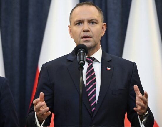 Karol Nawrocki vrea rescrierea Constituției Poloniei și numește un consiliu special. Donald Tusk: „Începeți prin a o respecta pe cea actuală”