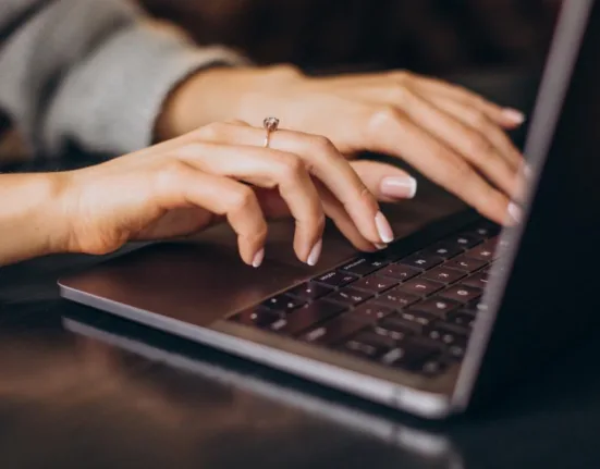 „Doctor Google” versus AI: Cât de sigur e să te tratezi cu ajutorul lor