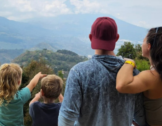 O familie cu doi copii a vândut tot și a plecat în jurul lumii: „Nu au nevoie de școală”