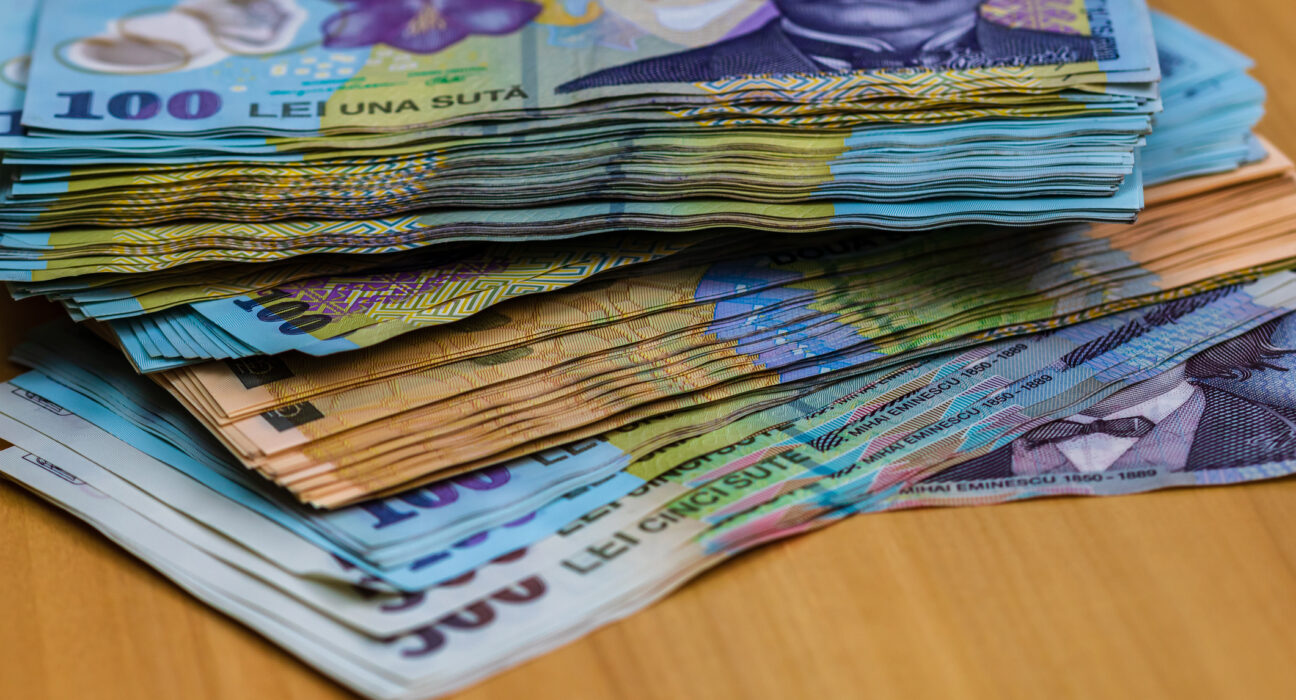 Mașinile de lux și retragerile în numerar au dat de gol o  fraudă de 18 milioane de lei de la buget