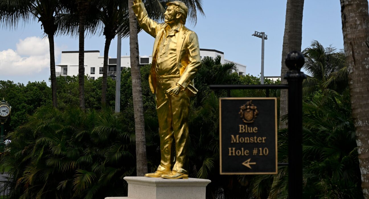O statuie uriașă aurie a lui Donald Trump a fost dezvelită la clubul său de golf din Florida