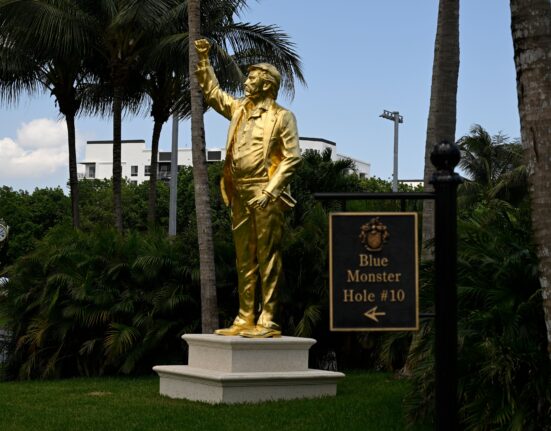 O statuie uriașă aurie a lui Donald Trump a fost dezvelită la clubul său de golf din Florida
