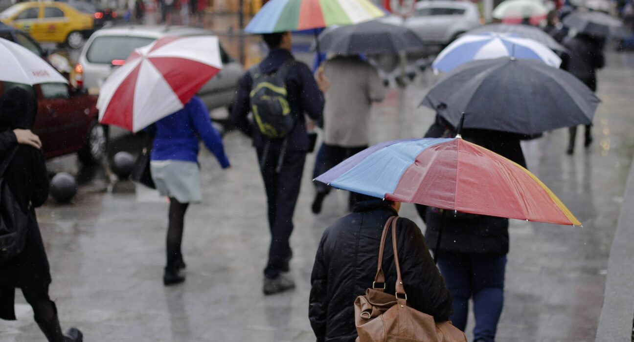 Alertă de vreme severă emisă acum de meteorologi. Răcire bruscă și cod galben de furtuni în jumătate din țară