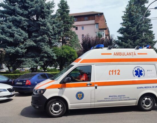 Moarte suspectă în Buzău. O femeie de 55 de ani, descoperită într-o baltă de sânge, în propriul apartament