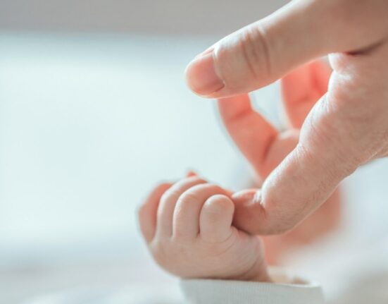 Acuzații grave la Maternitatea Polizu. Părinții susțin că nou-născutul a fost lăsat să moară după ce ar fi contractat o infecție