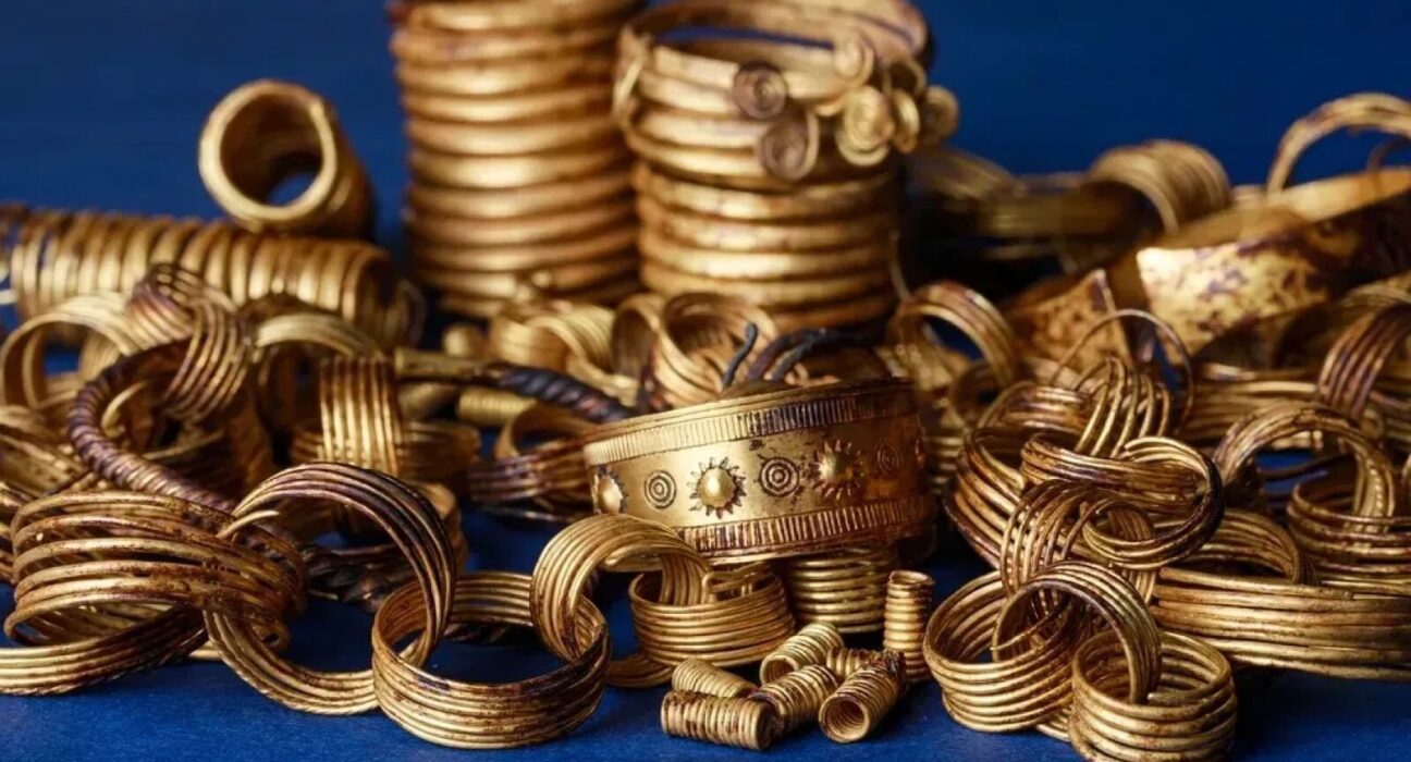 Misterul tezaurului de aur, îngropat în urmă cu 3.300 de ani și descoperit în Europa: una dintre cele mai mari comori din Epoca Bronzului