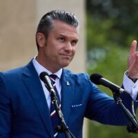 Șeful Pentagonului avertizează că Europa este „invadată de ideologii periculoase” într-un discurs susținut la comemorarea Debarcării din Normandia