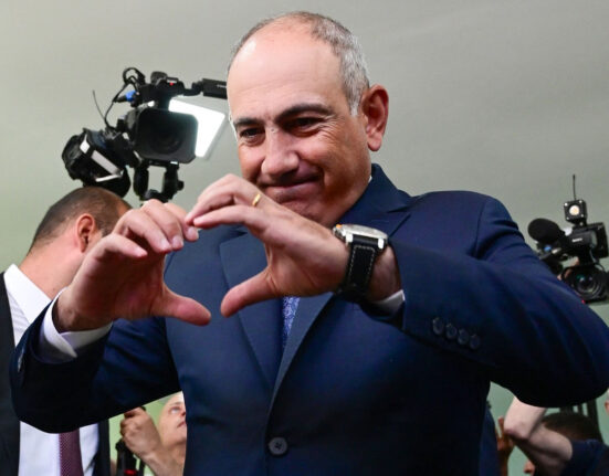 LIVE: 1.500.000 de oameni din 2.500.000 au votat la alegerile cruciale din Armenia. Sondaje contradictorii la ieşirea de la urne