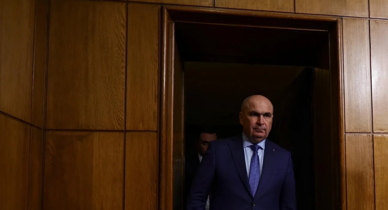 Metoda Bolojan: „În loc să ai 3 angajați plătiți mediocru, mai bine să ai 2 angajați plătiți bine și al treilea să se ducă în privat” / VIDEO